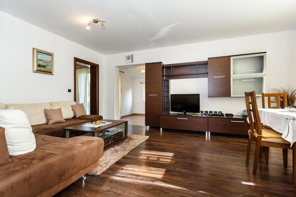 Premium Apartment Near Center And Beach With Parking Кърк Екстериор снимка
