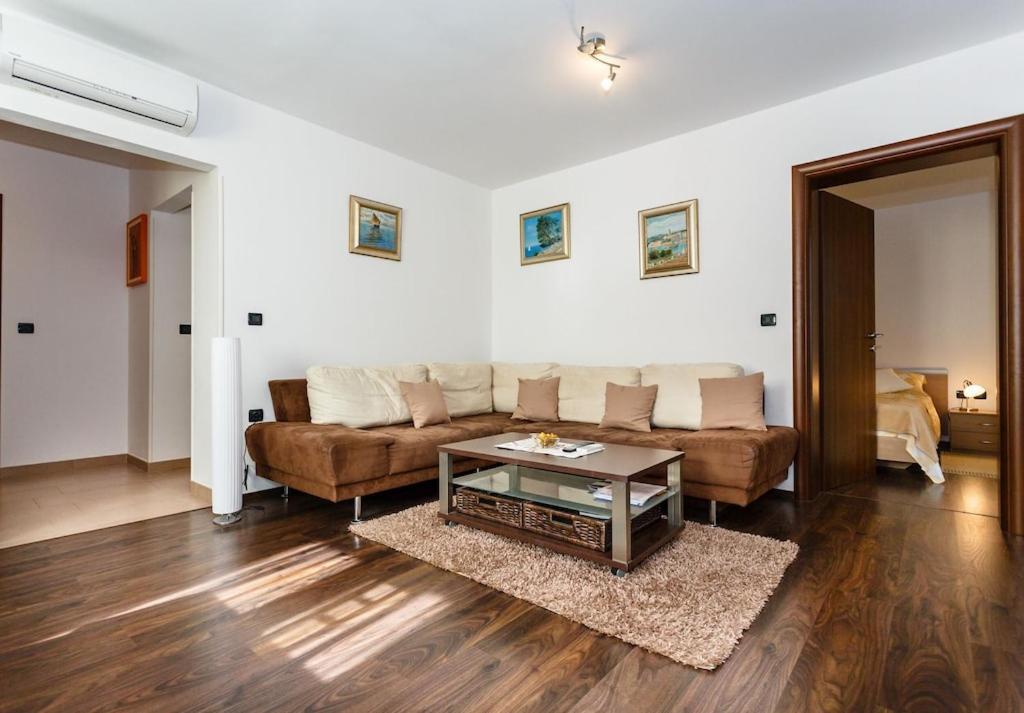 Premium Apartment Near Center And Beach With Parking Кърк Екстериор снимка