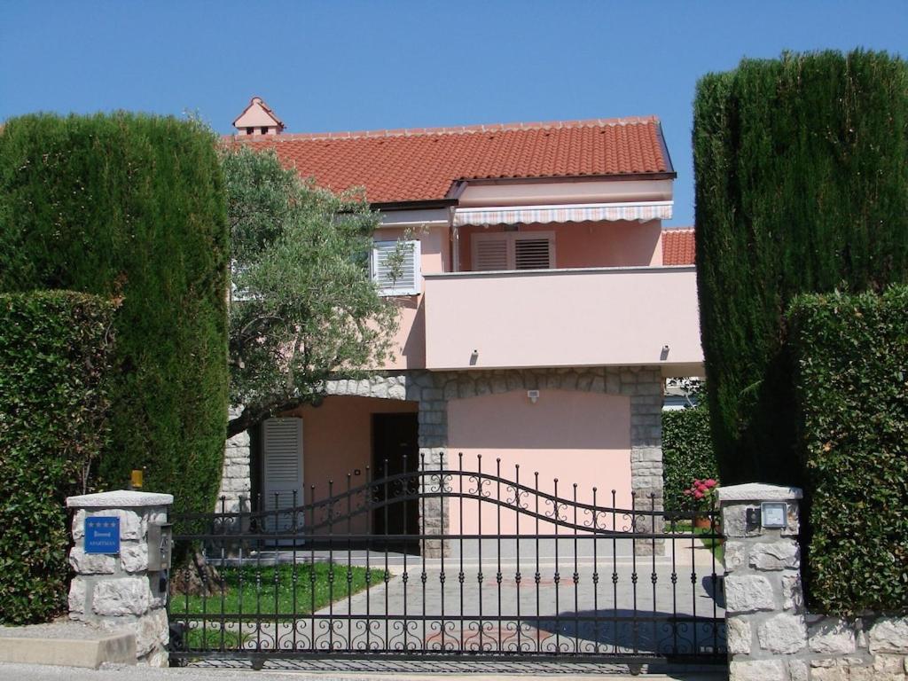 Premium Apartment Near Center And Beach With Parking Кърк Екстериор снимка