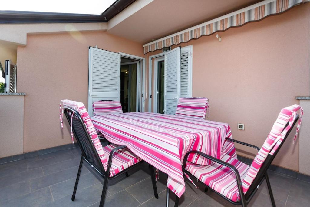 Premium Apartment Near Center And Beach With Parking Кърк Екстериор снимка